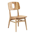 **Chaise en bois avec dossier ajouré et pieds inclinés**