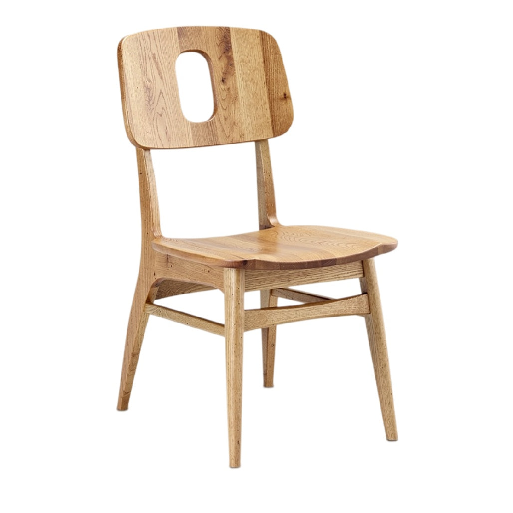 **Chaise en bois avec dossier ajouré et pieds inclinés**